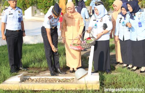 Upacara Tabur Bunga di Taman Makam Pahlawan Yudha Bakti Tembilahan dalam rangka HBI ke-70